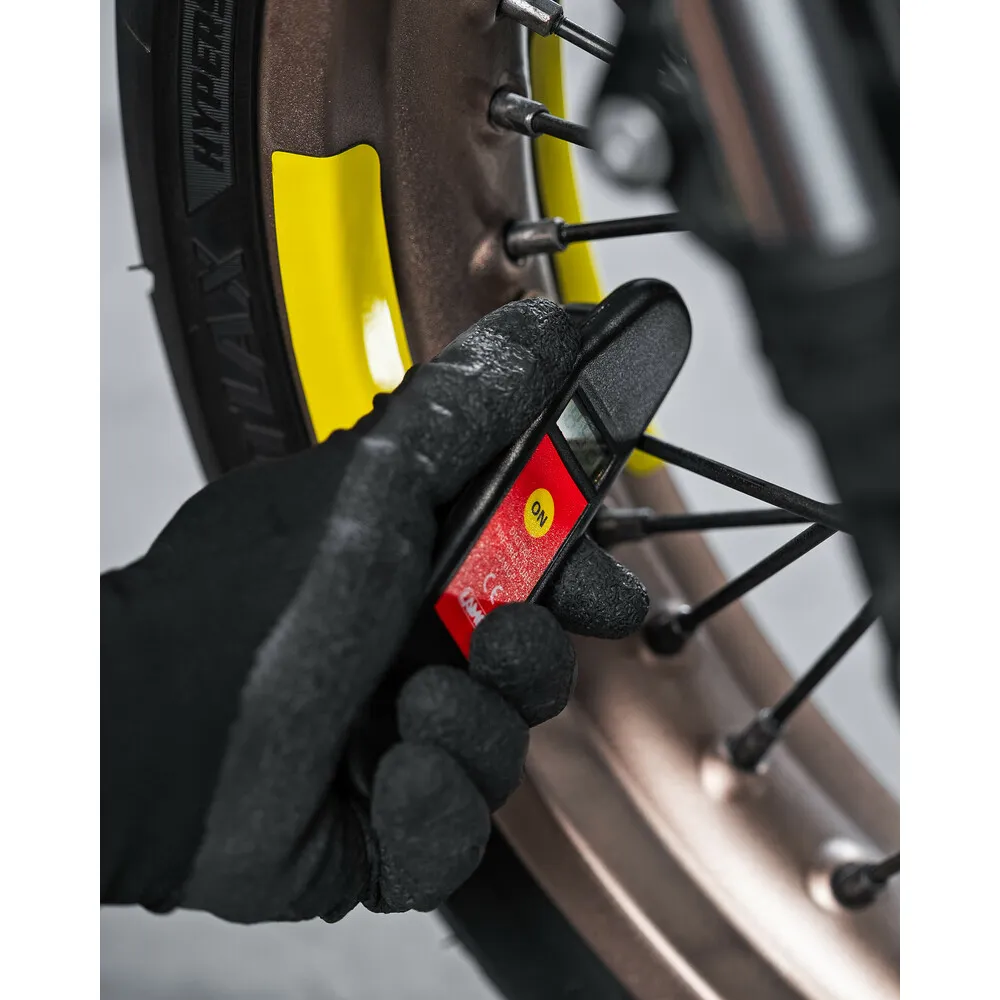 Légnyomásmérő, digitális, önkalibráló rendszerű Lampa Digital tyre pressure gauge